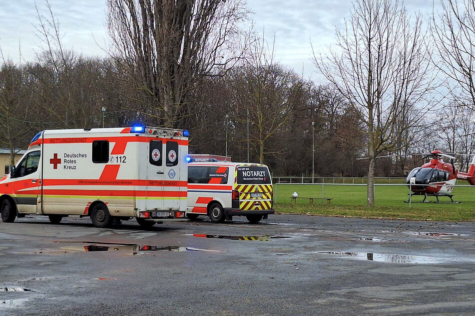 Der Rettungshubschrauber landete auf einem nahen Sportplatz in Görzig.