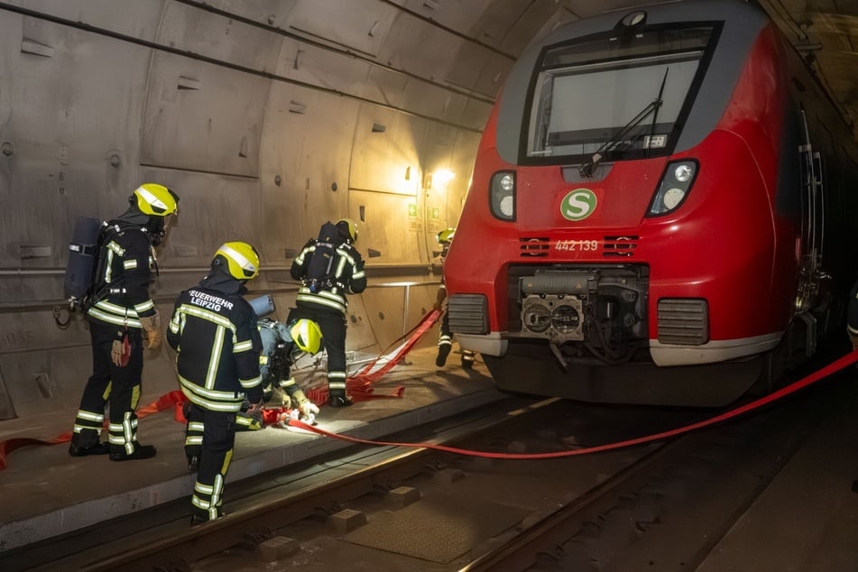 Einsatzkräfte der Feuerwehr übten, wie sie am besten den Brand löschen.
