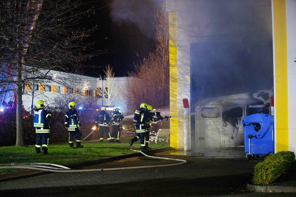 Die Feuerwehr rückte mit 65 Einsatzkräften zu dem Feuer aus.