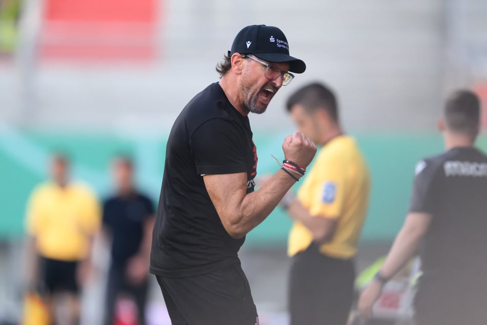 Pele Wollitz (60) bekam vom FCE-Präsidium einen neuen "angepassten und verlängerten" Vertrag vorgelegt.