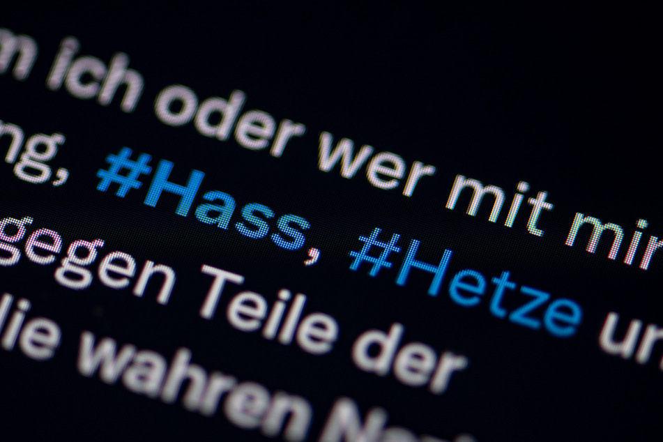 Die Polizei durchsuchte in Bayern Gebäude, nachdem damit verbundene Verdächtige zuvor durch Hass-Botschaften im Internet aufgefallen waren.