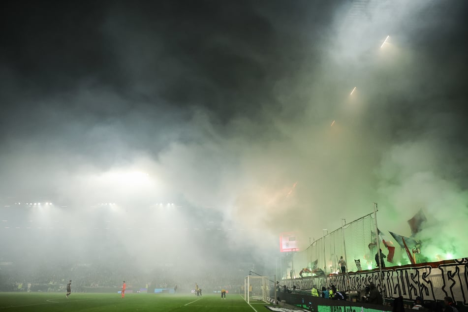 Wegen des Einsatzes von Pyrotechnik vonseiten beider Fanlager musste das Spiel FC St. Pauli gegen Werder Bremen zu Beginn von Halbzeit zwei für zehn Minuten unterbrochen werden.