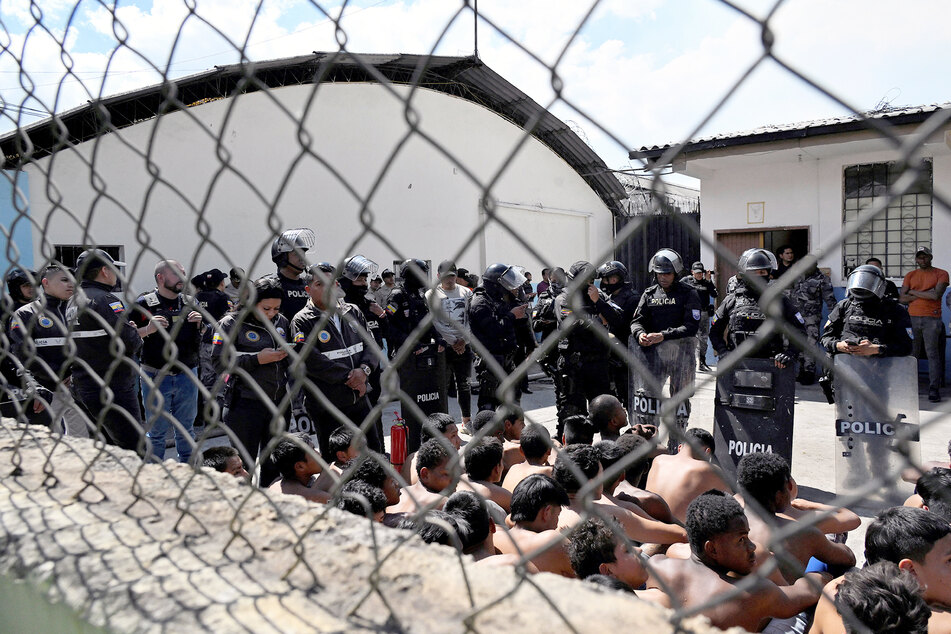 Gefängnis-Kontrollen von Polizei und Wärtern eskalierten in Ecuador. 57 Beamte werden momentan als Geiseln gehalten.