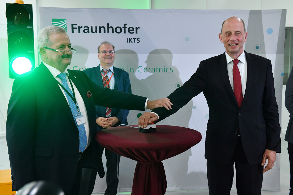 Reimund Neugebauer (v.l.), Präsident der Fraunhofer-Gesellschaft, Alexander Michaelis, Institutsleiter des Fraunhofer IKTS, und Wolfgang Tiefensee (SPD), Wirtschafts- und Wissenschaftsminister von Thüringen, eröffnen gemeinsam das neue Batterie-Innovations- und Technologie-Center.