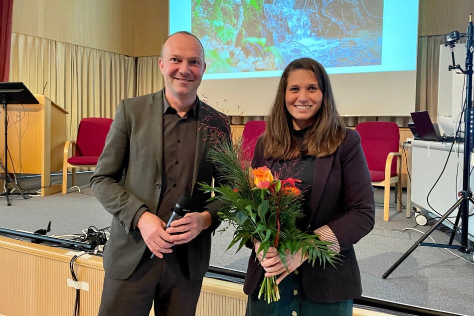 Sachsens Umweltminister Wolfram Günther (49, Grüne) gratuliert Mandy Eibenstein (34). Die Dresdnerin ist eine von fünf Gewinner*innen im Fotowettbewerb "Mein Lieblingsbach, mein Lieblingsfluss".