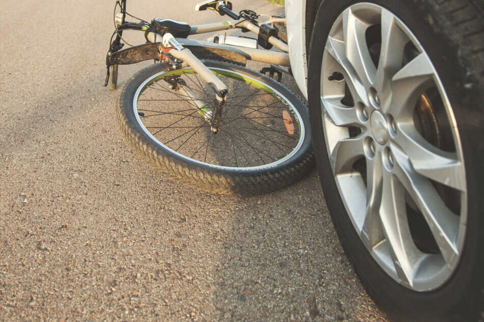 Van fährt elfjährigen Jungen auf Fahrrad um: Fahrer flüchtet!