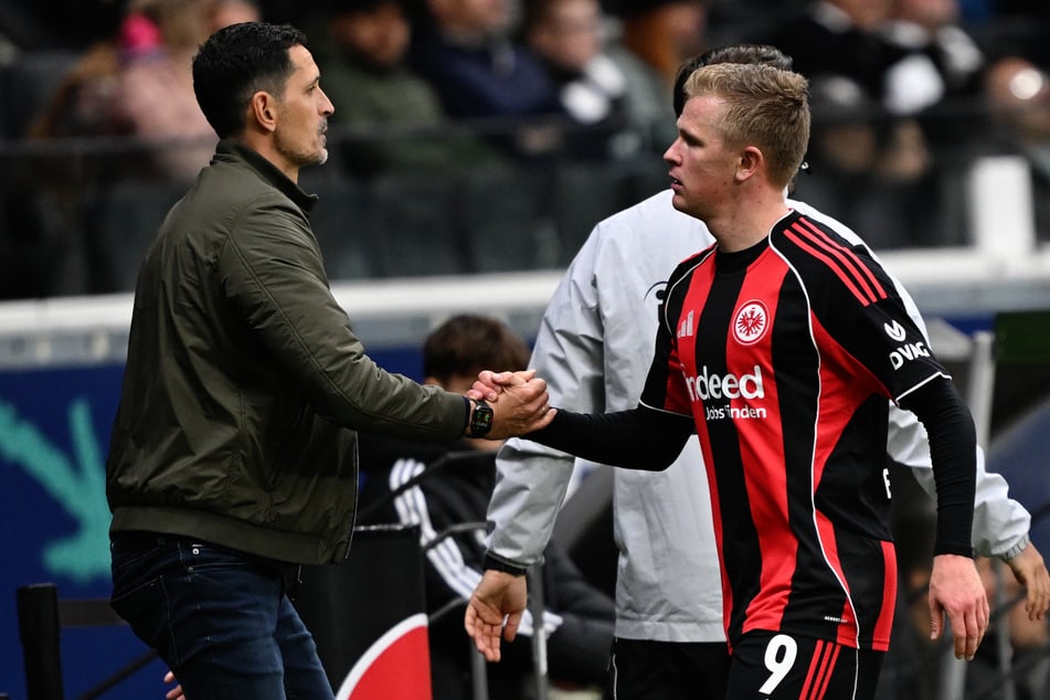 Gut gemacht: Frankfurts Trainer Dino Toppmöller (44, l.) gratuliert seinem "Man of the Match" Jonn Burkardt.