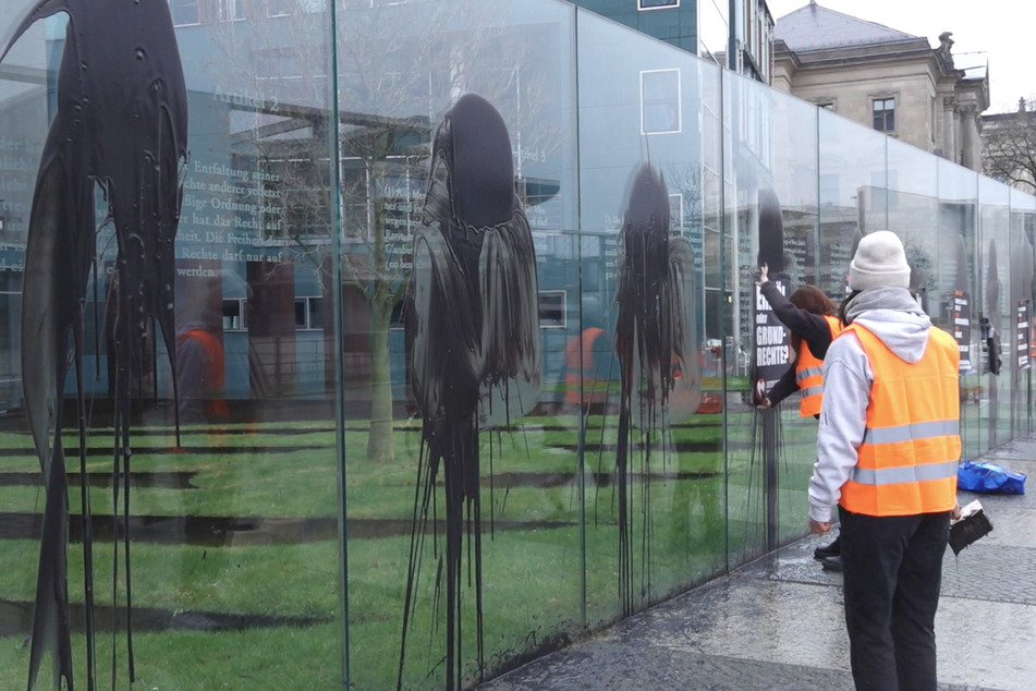 Klima-Aktivisten beschmieren die Glasskulptur. Die Empröung danach war groß.