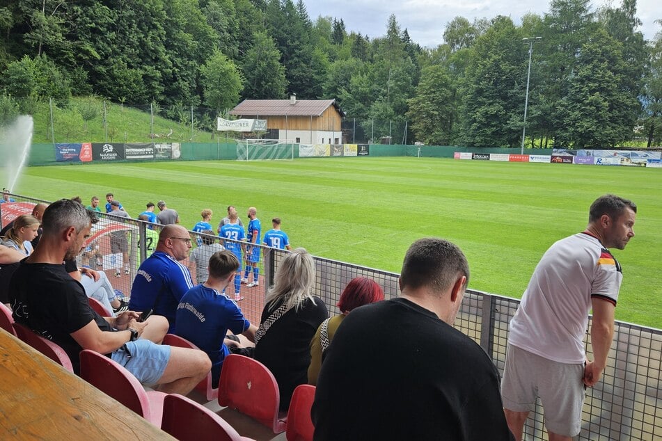 Kiel-Scout Fin Bartels (linker Bildrand) guckt sich auch dieses Testspiel an.