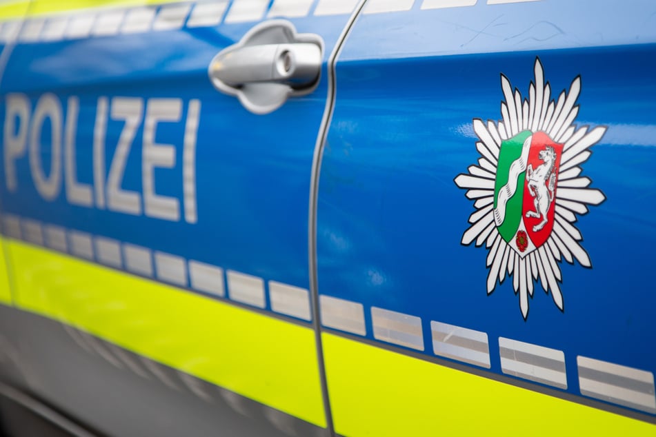 Die Kriminalpolizei Köln bittet Zeugen um sachdienliche Hinweise zu den gesuchten Männern. (Symbolbild)