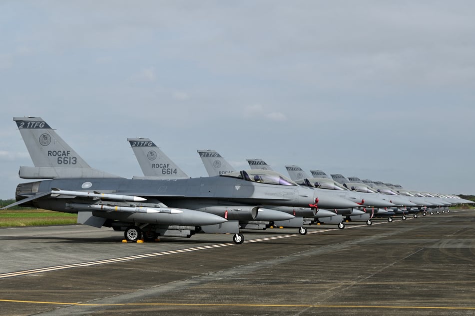 Jets vom Typ F-16 Viper (Block 70), wie sie etwa Taiwan nutzt, sind hochmodern und können Radarstationen oder Raketenstellungen ausschalten.