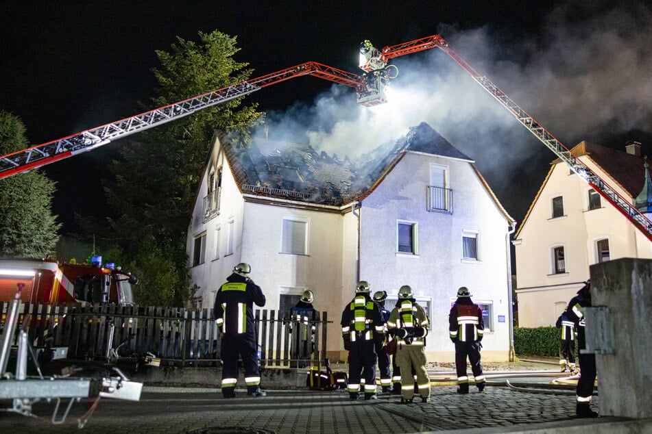 Die Feuerwehr wurde in den frühen Morgenstunden des Mittwochs zu einem Brand in Nürnberg-Reichelsdorf alarmiert.