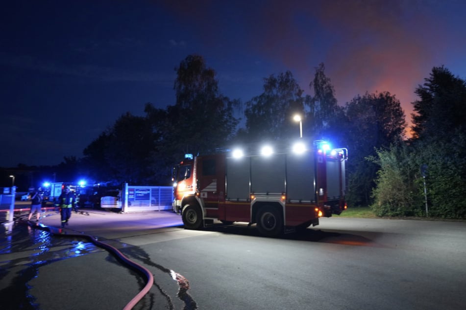 Die Kameraden der Feuerwehr waren am Mittwochabend damit beschäftigt, einen brennenden Haufen Holz zu löschen.