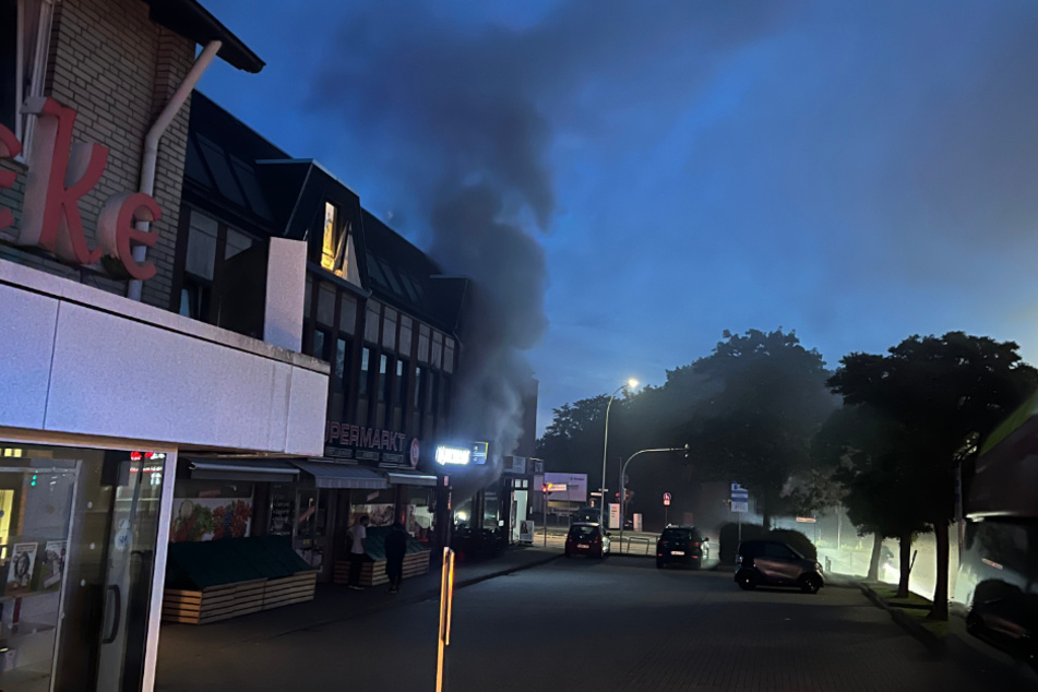Am Dienstagmorgen hat es in einem Wohn- und Geschäftsgebäude in Schenefeld (Schleswig-Holstein) gebrannt.
