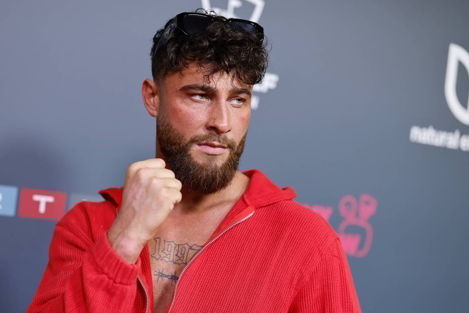 Umut Tekin (28) macht seinen Ärger gegenüber Serkan Luft.