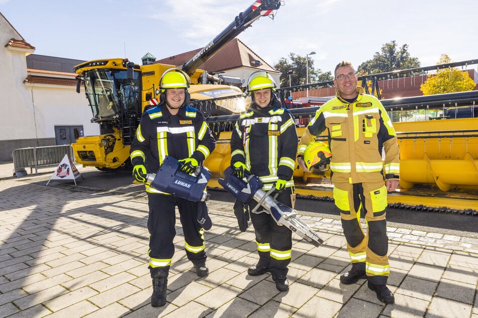 Die Kameraden Jan-Hendrik Koops (27), Steffen Delfs (27), Marco Weber (53, v.l.) freuen sich die Rettungsübungen am Mähdrescher.