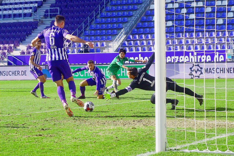 Florian Ballas (28, l.) und FCE-Keeper Martin Männel (32) retteten kurz vor Schluss mit vereinten Kräften gegen Hannovers Genki Haraguchi (29, 2.v.r.).