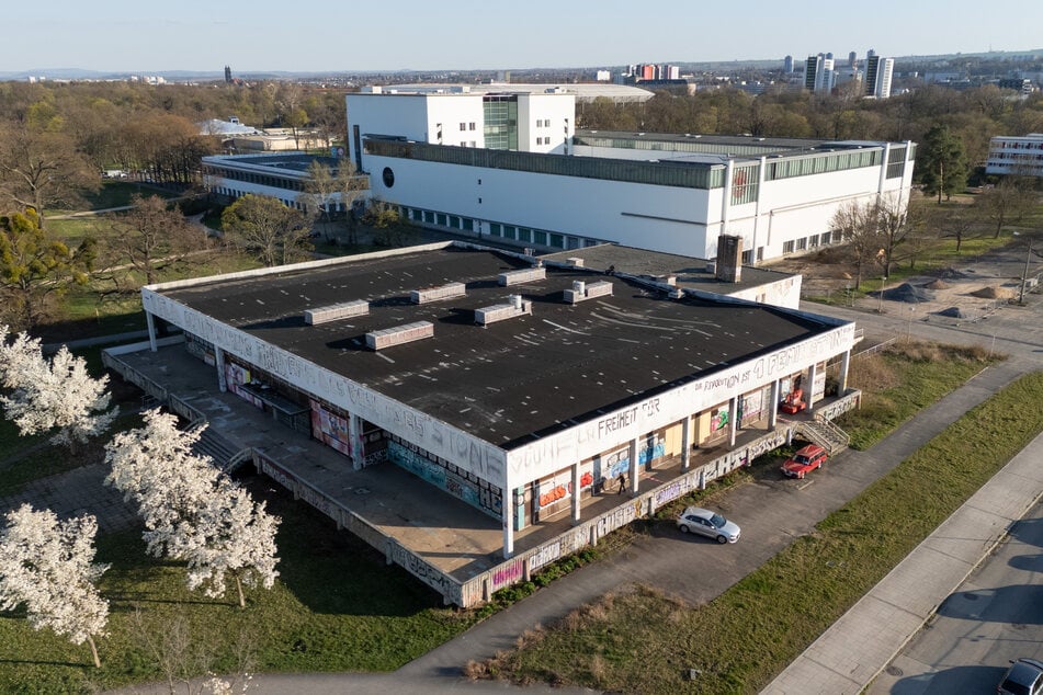 Unsaniert und ohne WC: Die Schau fand in der Robotron-Kantine statt.