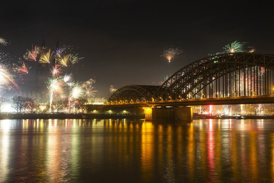 Wenn in der Silvesternacht die Raketen den Nachthimmel erleuchten, könnte es in Köln bereits ungemütlich windig sein. (Archivbild)