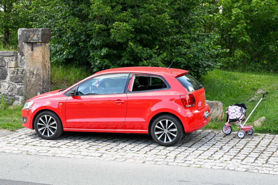 Eine Mutter hatte ihr Kind versehentlich im Auto eingesperrt.