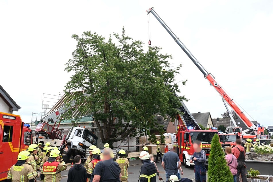Ein Großaufgebot von Feuerwehr- und Rettungskräften brachten den Kran innerhalb von fünf Stunden wieder auf alle vier Räder.