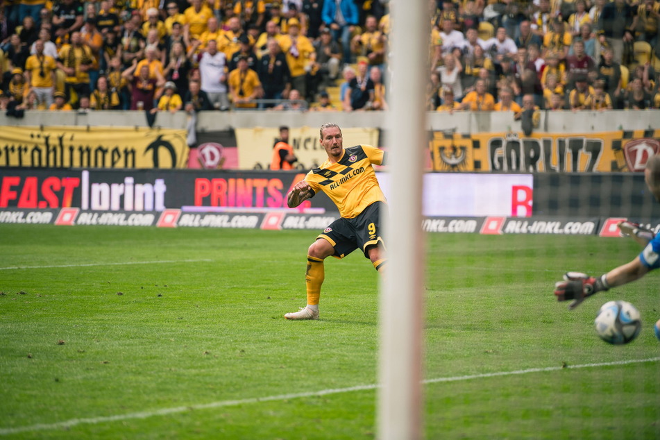 Das ließ sich Manuel Schäffler (34) nicht zweimal sagen. Er nahm eine Flanke von Claudio Kammerknecht (24) mit rechts mit und jagte die Kugel mit links zum 2:0 ins Netz.