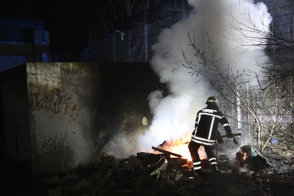 Leipzig: Nicht zum ersten Mal: Feuer bricht auf Gelände von altem Baumarkt aus