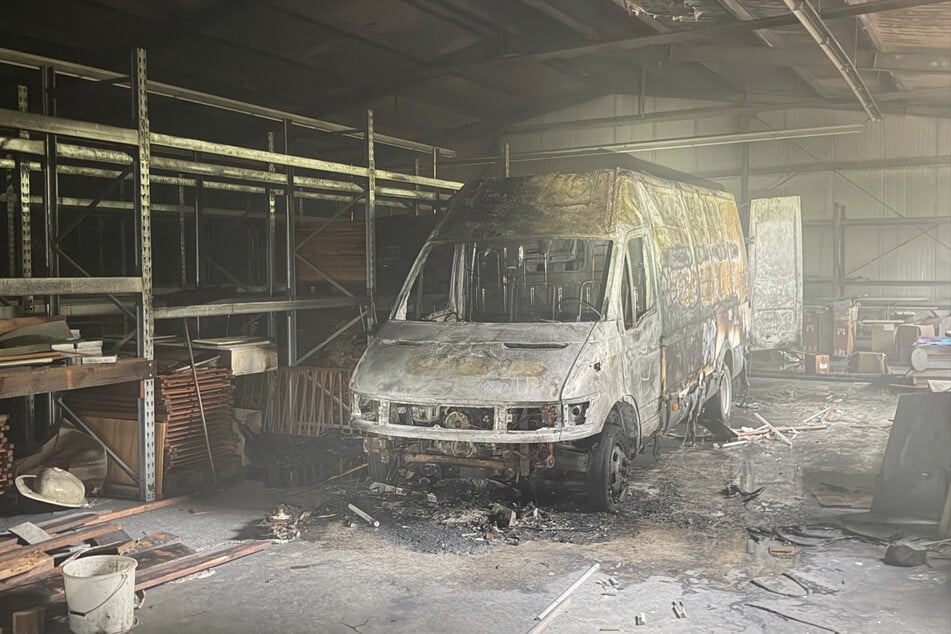 Der Transporter wurde durch die Flammen vollständig zerstört.