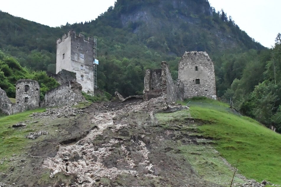 Teile der Burgruine Falkenstein im oberbayerischen Flintsbach sind nach heftigen Regenfällen abgerutscht.