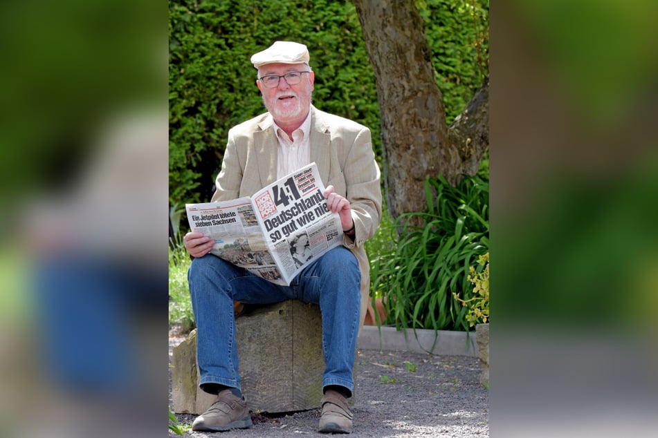 Vollblut-Journalist Nordfried Hönig mit der ersten Ausgabe der Dresdner Morgenpost.