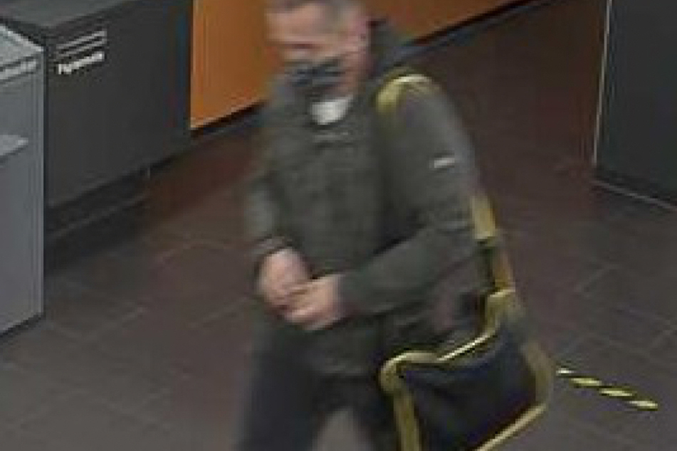 Der Gesuchte führte eine schwarz-gelbe Umhängetasche mit sich.