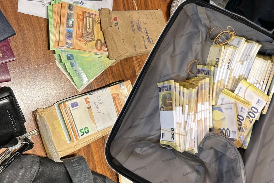 Geldfälschung im großen Stil: Drei Mitglieder von Betrügerbande festgenommen