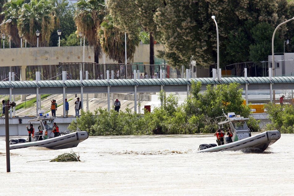 Border Patrol boats inspect the Rio Grande near the International Bridge connecting Laredo, Texas, with Nuevo Laredo, Mexico (archive image).