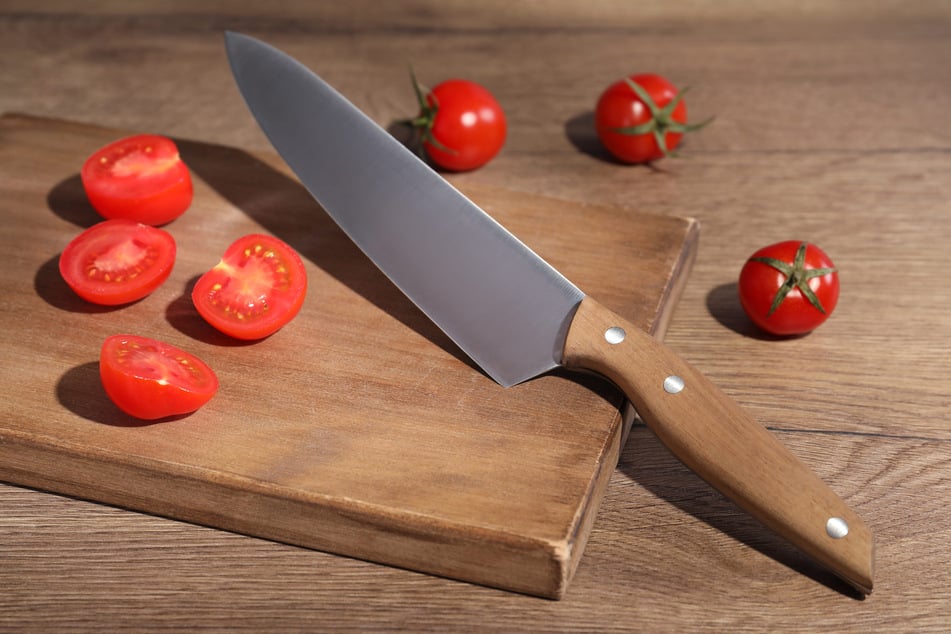 Als Tatwaffe soll sie ein übliches Küchenmesser benutzt haben. (Symbolbild)