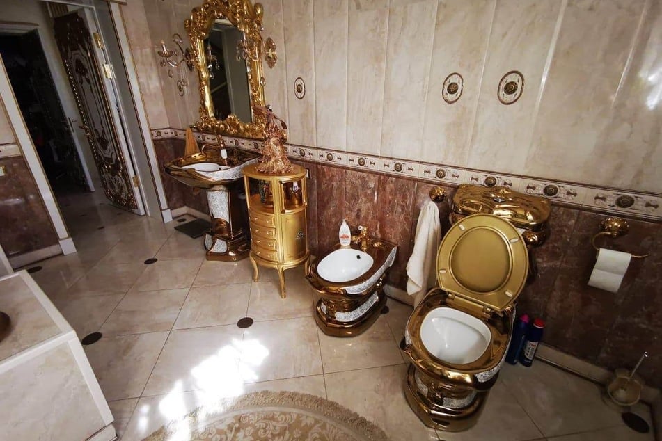 Die goldene Toilette spricht für sich.