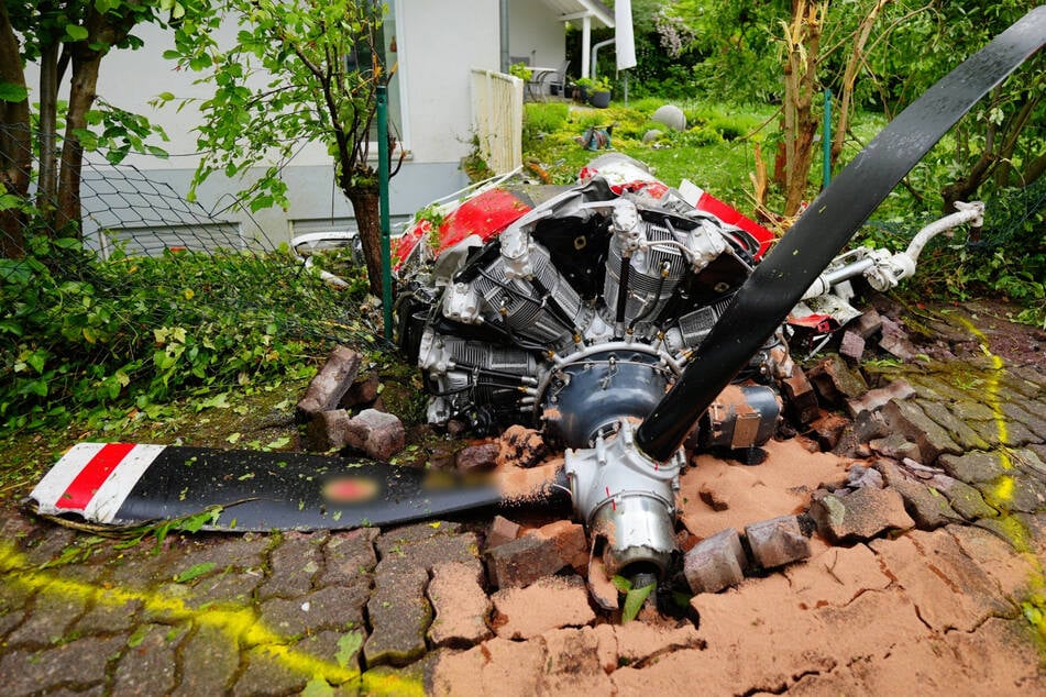 Zwei Tote bei Flugzeugabsturz: Trümmerteile in Wohngebiet, Zeugen berichten von "Explosions-Geräusch"