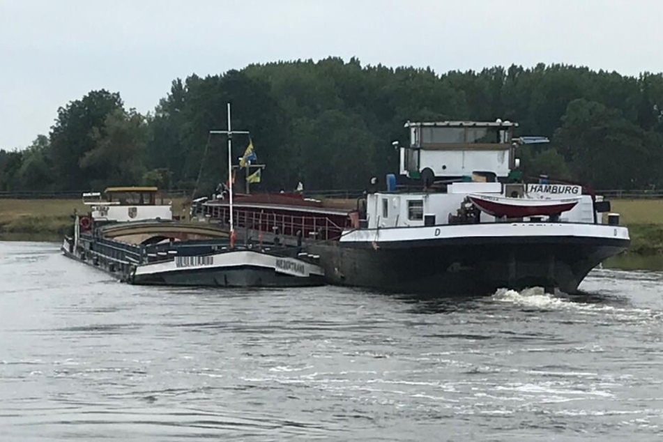 Weser gesperrt: Schiff kracht gegen Uferböschung und stellt sich quer