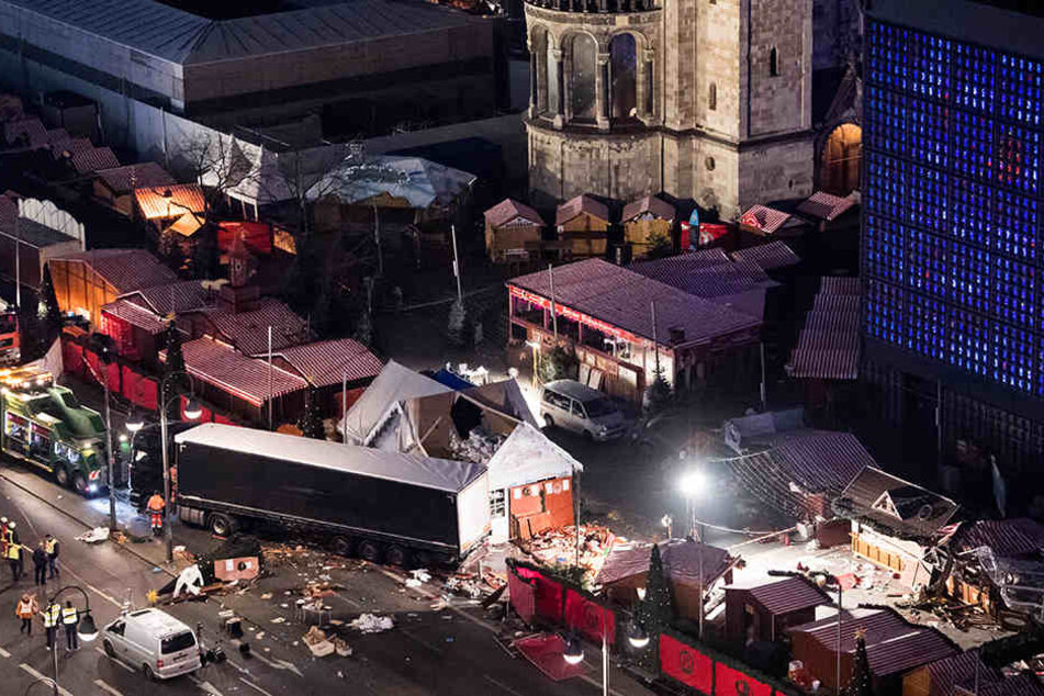 Eine Schneise der Verwüstung ist am 20.12.2016 auf dem Weihnachtsmarkt am Breitscheidplatz in Berlin zu sehen, nachdem der Attentäter Anis Amri mit einem Lastwagen über den Platz gerast war.