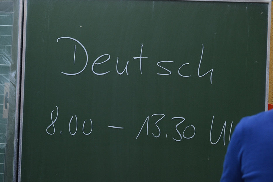 Ein Lehrer soll versehentlich eine falsche Zeit auf die Tafel geschrieben haben. (Symbolbild)