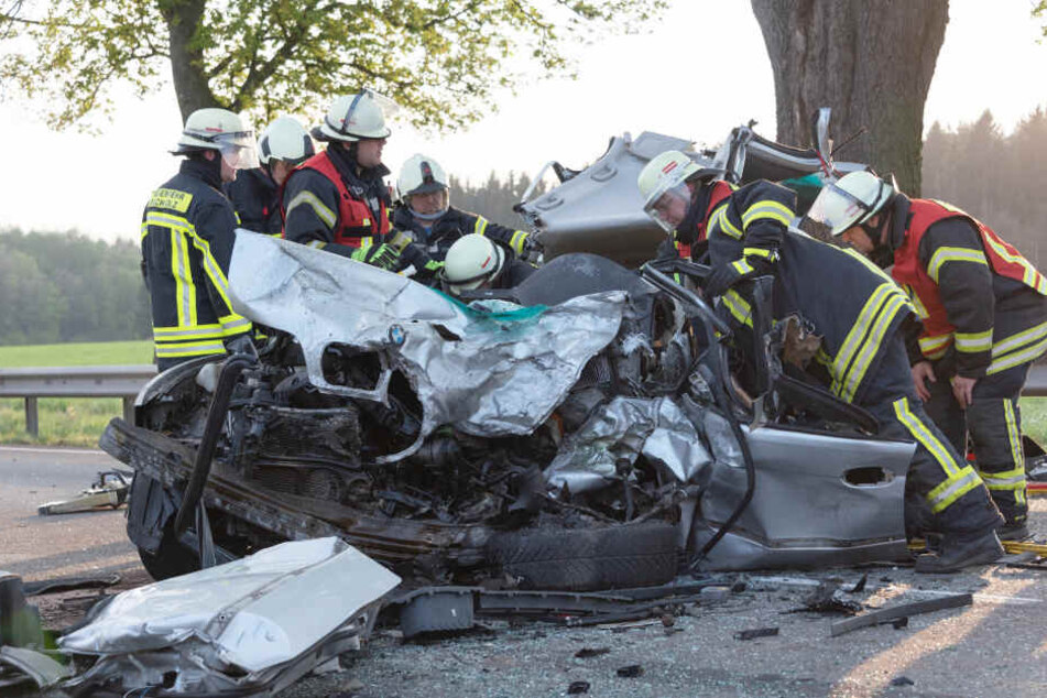 Vom Auto blieb nach dem Unfall nur ein Wrack über.