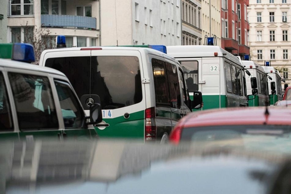 Mit einem Großaufgebot rückte die Polizei an und verhaftete die mutmaßlichen Räuber.