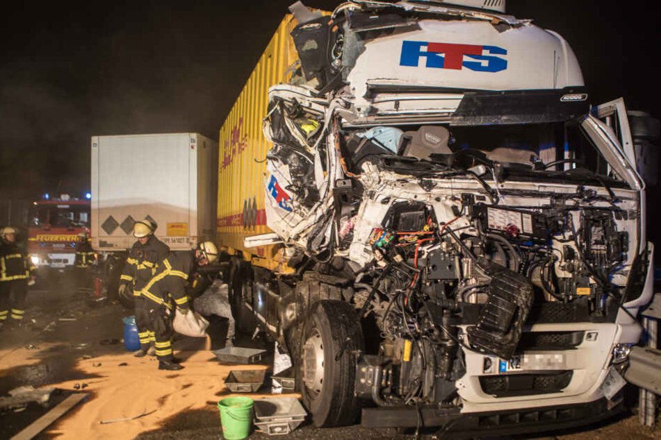 Die Front des Lastwagens wurde bei dem Aufprall komplett zerstört.