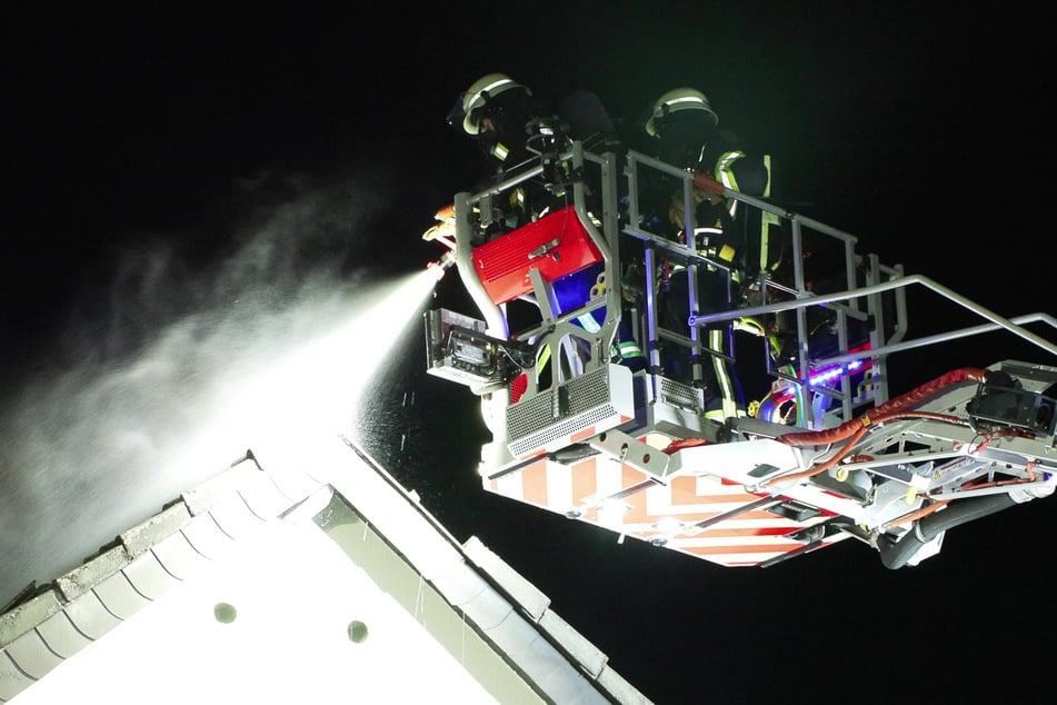 Mit zwei Drehleitern bekämpften die Feuerwehrleute den Brand.