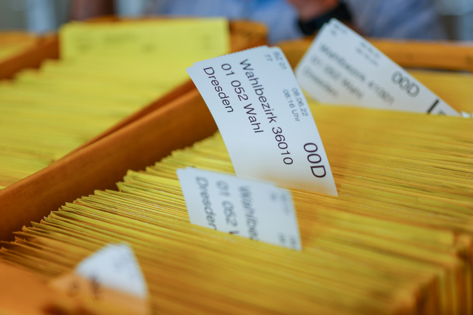 Moderne Sortiertechnik macht's möglich: Gelbe Postkisten mit Wahlbriefen - bereits geordnet nach Wahlbezirken.