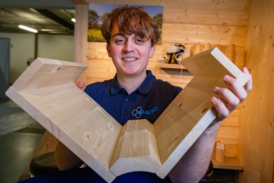Karl Kraut junior (22) freut sich, potentiellen Kunden zu zeigen, wie praktisch ein Holzhaus sein kann.