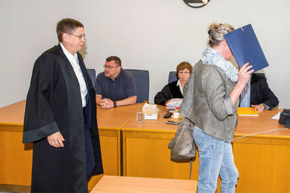 Möchte nicht erkannt werden: Mit Aktenordner vorm Gesicht betritt Heilerziehungspflegerin Beatrice R. (47) den Gerichtssaal.