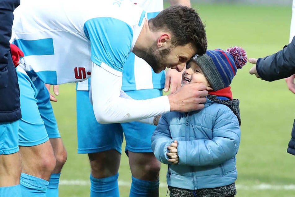 Milo-Luiz darf sich freuen. Der drei Jahre alte Sohn von CFC-Torjäger Dejan Bozic (l.) darf zwei Mal Weihnachten feiern.