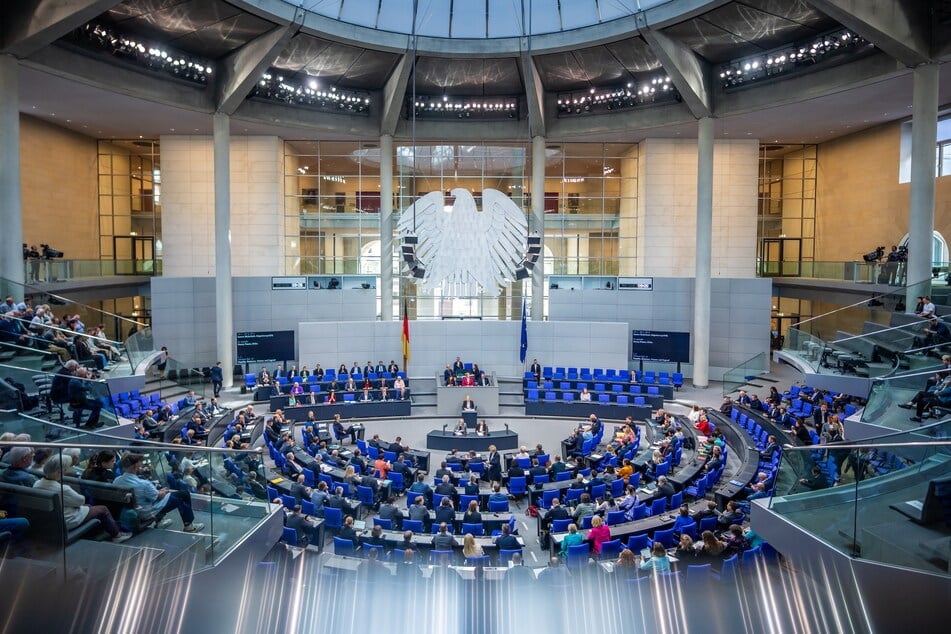 Viele Bundestagsabgeordnete haben teils hohe Nebeneinkünfte. (Symbolbild)