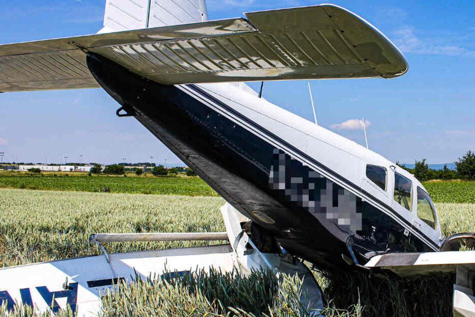 Der Pilot und seine Mitfliegerin konnten sich zum Glück selbst aus dem Wrack befreien.