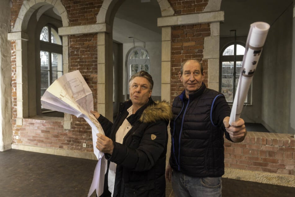 Andreas Wünsche (55, l.) und Ralf Opitz (53) planen die Einrichtung ihres Restaurants "ElbeGarten".
